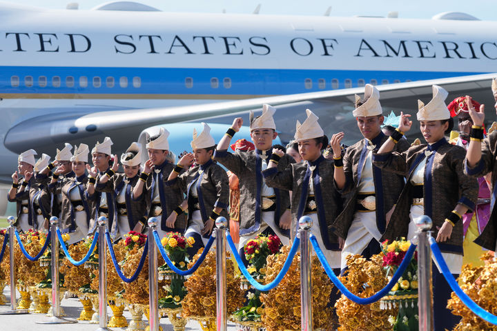 [쿠알라룸푸르=AP/뉴시스] 도널드 트럼프 미국 대통령이 26일(현지 시간) 말레이시아 쿠알라룸푸르 국제공항에 도착하자 전통 무용수들이 춤을 추고 있다. 2025.10.27.
