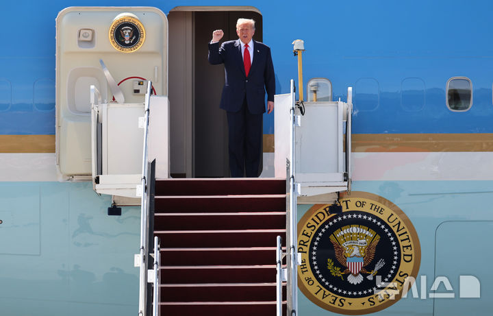 [쿠알라룸푸르=AP/뉴시스] 도널드 트럼프 미국 대통령이 26일(현지 시간) 말레이시아 쿠알라룸푸르 국제공항에 도착해 손인사를 하고 있다. 2025.10.27.