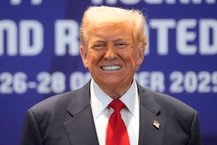 [쿠알라룸푸르=AP/뉴시스] 도널드 트럼프 미국 대통령이 26일(현지 시간) 말레이시아 쿠알라룸푸르에서 안와르 이브라힘 말레이시아 총리와 회담 중 환하게 웃고 있다. 2025.10.26.