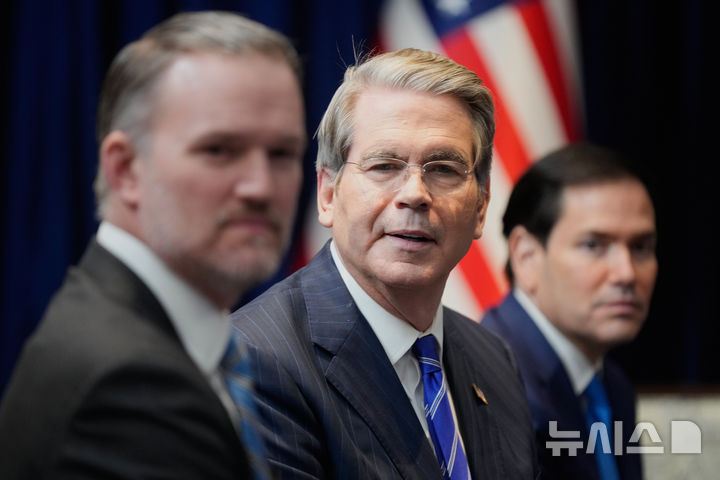 [AP/뉴시스] 미국의 스콧 베선트 재무장관(가운데) 26일 중국과의 관세협상 후 배석한 트럼프 대통령과 룰라 브라질 대통령 간 정상회의에서 일부 발언에 반응하는 표정을 보이고 있다. 뒤에 마코 루비오 국무장관이 보인다.