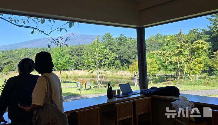 [제주=뉴시스] 임재영 기자 = 지난 11일 오전 제주 서귀포시 남원읍 신례리지역에 위치한 '담소요' 카페에서는 마치 오름(작은화산체) 주변 들판의 풍경과 한라산 전경이 한눈에 들어오고 있다. 2025.10.27. ijy788@newsis.com