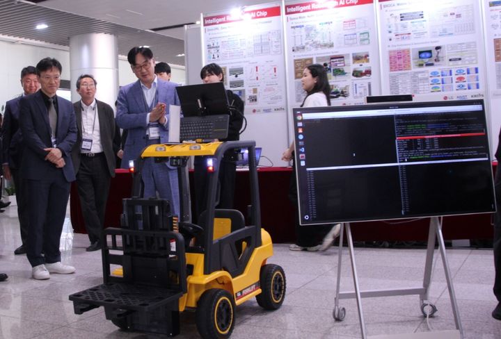 [서울=뉴시스] 지난 24일 진행한 퓨처 2030 서밋에서 LG전자가 P5G 통신 기술을 활용해 스마트팩토리에서 활용하는 무인 지게차 로봇 제어 시연을 진행하고 있다. (사진=LG전자 제공) 2025.10.26. photo@newsis.com *재판매 및 DB 금지