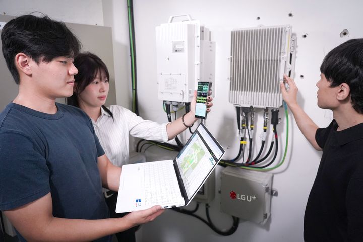 LG유플러스가 금오공대, 삼지전자와 손잡고 실제 상용망에서 오픈랜(Open RAN)의 완성도를 검증하기 위한 오픈랜 실증단지를 확대 구축한다. 사진은 LG유플러스 임직원과 금오공대 학생들이 구축된 오픈랜 장비를 실증하는 모습.(사진=LG유플러스 제공) *재판매 및 DB 금지