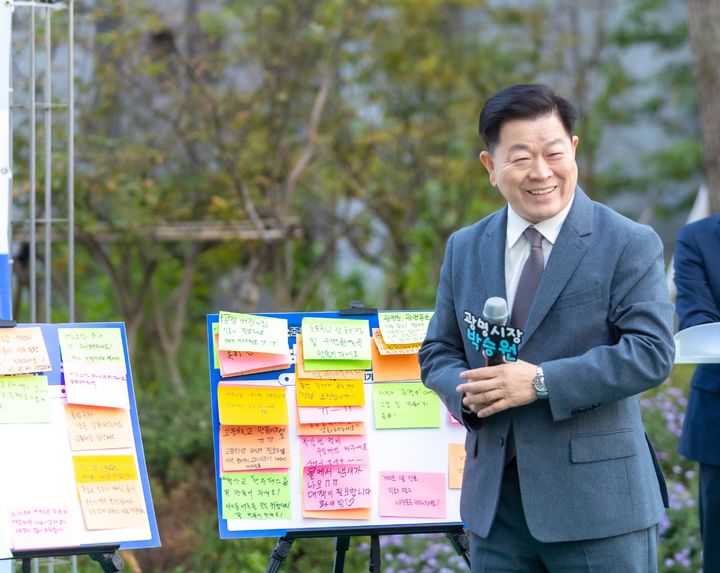 [광명=뉴시스]박승원 광명시장이 25일 트리우스광명 아파트에서 입주민들과의 아소하에서 시민의 질문에 답하고 있다.(사진=광명시 제공)2025.10.26.photo@newsis.com *재판매 및 DB 금지