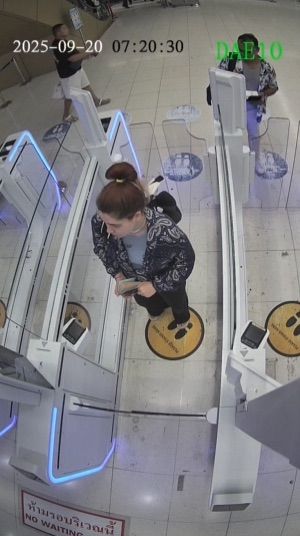 [뉴시스] 미얀마로 떠나는 베라 크라브초바의 모습. (사진=태국 경찰) 2025.10.26 *재판매 및 DB 금지