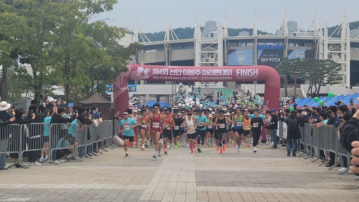 [천안=뉴시스] 최영민 기자=26일, 천안종합운동장에서 제4회 천안이봉주마라톤대회가 열렸다. 2025.10.26 ymchoi@newsis.com *재판매 및 DB 금지