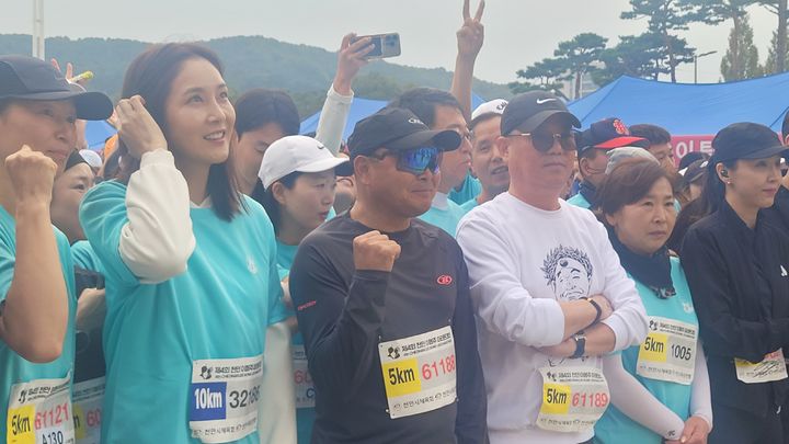 [천안=뉴시스] 최영민 기자='국민 마라토너' 이봉주(가운데)가 26일 천안종합운동장에서 열린 제4회 천안이봉주마라톤대회 5km에 참가하기 위해 출발선에 대기하고 있다. 2025.10.26 ymchoi@newsis.com *재판매 및 DB 금지