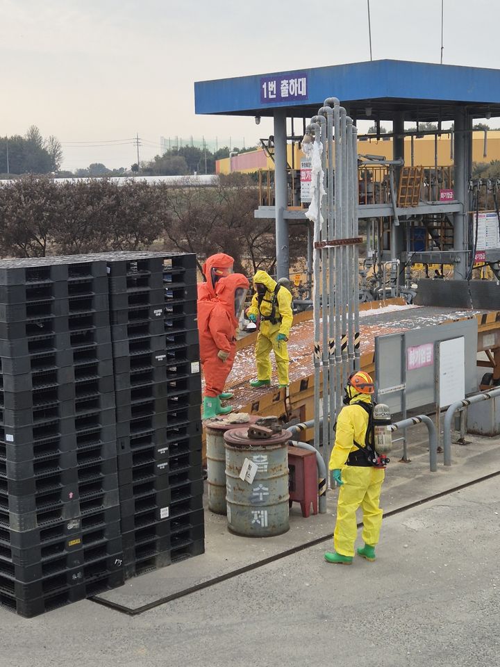 [음성=뉴시스] 충북 음성의 한 석유 판매업체에서 또다시 화학물질이 누출돼 소방당국이 방제 작업을 하고 있다. (사진=음성소방서 제공) 2025.10.26. photo@newsis.com *재판매 및 DB 금지