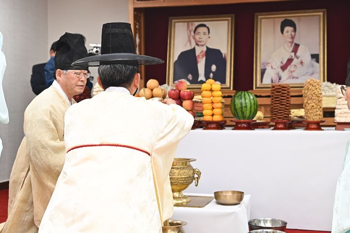 [구미=뉴시스] 영정에 술 올리는 김장호 시장. (사진=구미시 제공) 2025.10.26 photo@newsis.com *재판매 및 DB 금지