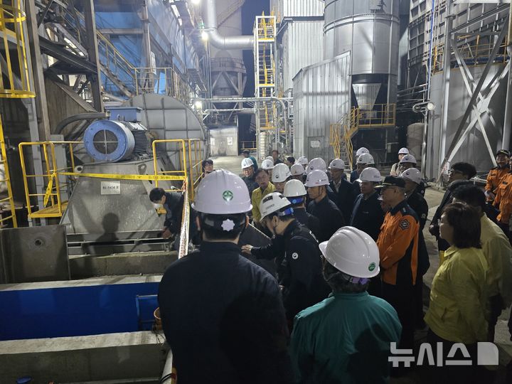 [경주=뉴시스] 25일 오후 8시 30분께 김영훈 고용노동부 장관이 경주 아연 가공업체 사고 현장을 찾아 상황을 보고받고 있다.2025, 10.26. photo@newsis.com (사진=독자 제공) 