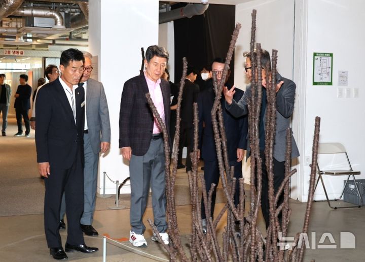 [포항=뉴시스] 송종욱 기자 = '2025 포항스틸아트페스티벌'이 ‘빛과 쇠'를 주제로 지난 25일 동빈문화창고 1969에서 개막한 가운데 이강덕 시장과 김일만 시의회 의장이 전시 작품을 둘러보고 있다. (사진=포항시 제공) 2025.10.26. photo@newsis.com