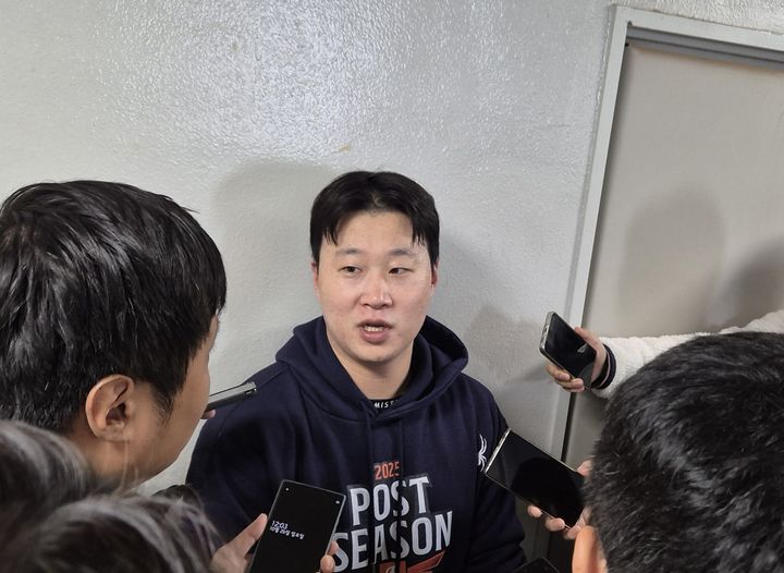 [서울=뉴시스] 문채현 기자 = 프로야구 한화 이글스 김종수가 26일 잠실구장에서 열리는 LG 트윈스와의 2025 신한 쏠뱅크 KBO 포스트시즌 한국시리즈(KS·7전4선승제) 1차전을 앞두고 취재진과 인터뷰를 하고 있다. 2025.10.26. dal@newsis.com *재판매 및 DB 금지