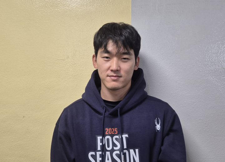 [서울=뉴시스] 문채현 기자 = 프로야구 한화 이글스 윤산흠이 26일 잠실구장에서 열리는 LG 트윈스와의 2025 신한 쏠뱅크 KBO 포스트시즌 한국시리즈(KS·7전4선승제) 1차전을 앞두고 취재진과 인터뷰를 하고 있다. 2025.10.26. dal@newsis.com *재판매 및 DB 금지