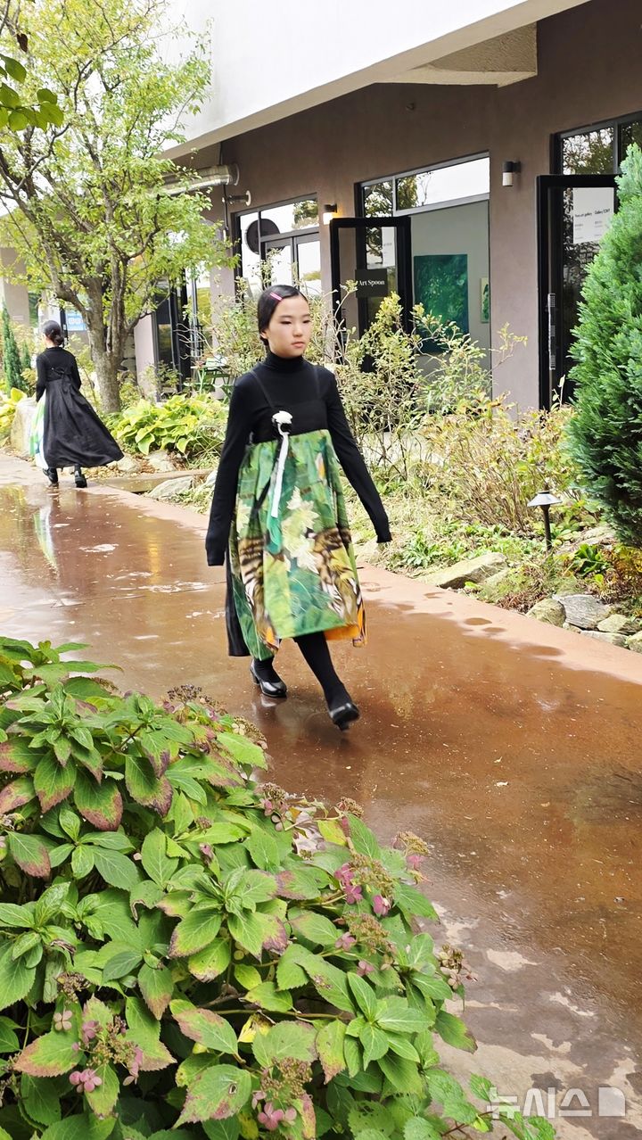 [파주=뉴시스]박현주 미술전문기자= 파주출판도시에서 진행 중인 ‘아트파먼트 위크 2025(Artparment Week 2025)’의 마지막 날, 예술과 패션이 만난 특별한 무대 ‘키즈 아트 패션쇼’가 열렸다. 2020.10.26.hyun@newsis.com