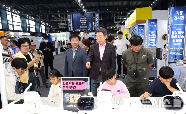 [포항=뉴시스] 송종욱 기자 = '제12회 경북도 평생학습박람회-2025 포항'이 24~26일 사흘간 만인당과 인근 잔디 광장 일원에서 열린 가운데 이강덕 시장이 체험 부스를 둘러보고 있다. (사진=포항시 제공) 2025.10.26. photo@newsis.com