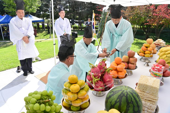 [진주=뉴시스]한국전쟁 진주민간인 희생자 ‘합동위령제’ 봉행.(사진=진주시 제공).2025.10.26.photo@newsis.com *재판매 및 DB 금지