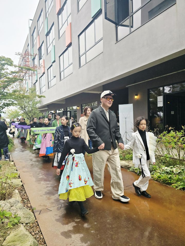 [사진=박현주 미술전문기자] 아트놈 작가가 자신의 작품을 모티브로 제작된 의상을 입은 어린이 모델들과 함께 런웨이를 걷고 있다. 2025.10.26.hyun@newsis.com *재판매 및 DB 금지