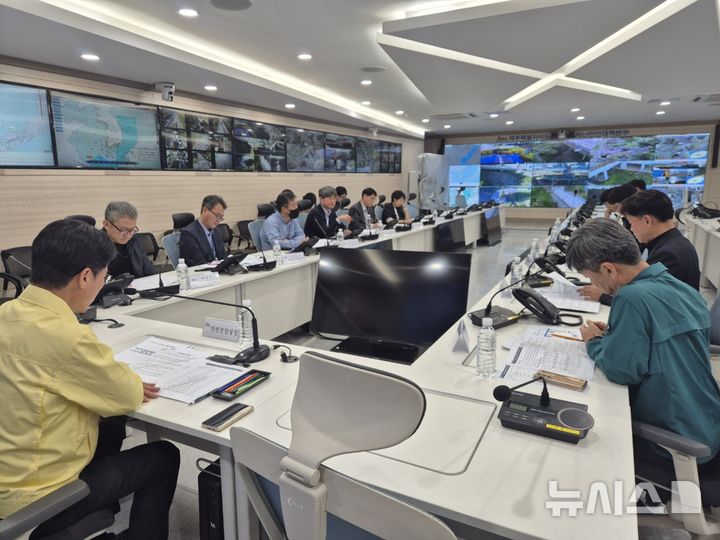 [제주=뉴시스] 제주도가 24일 오후 도자치경찰단, 자치경찰위원회, 한국교통안전공단, 한국도로교통공단 등 관계기관과 함께 교통사고 대책 마련 회의를 열고 있다. (사진=제주도 제공) 2025.10.26. photo@newsis.com