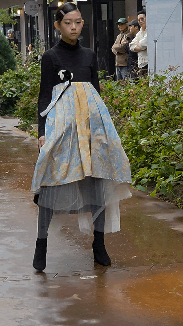 [사진=박현주 미술전문기자] 26일 키즈 아트 패션쇼에서 세오시 작가의 금박회화 옷을 입고 런웨이를 빛낸 어린이 모델. *재판매 및 DB 금지