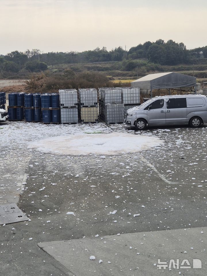 [음성=뉴시스] 26일 충북 음성의 한 석유 보관·판매업체에서 화학물질이 누출됐다. (사진= 음성소방서 제공) 2025.10.26. photo@newsis.com *재판매 및 DB 금지