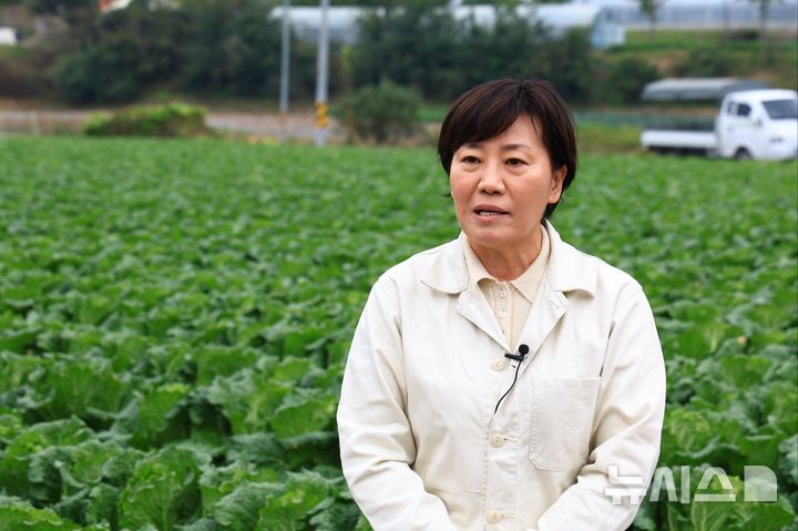 [세종=뉴시스]송미령 농림축산식품부 장관이 26일 김장배추 주산지인 충북 괴산군을 찾아 현장 작황을 점검하고 있다. (사진=농식품부 제공)