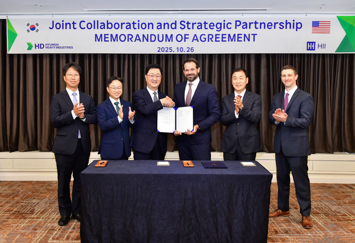 [서울=뉴시스] HD현대와 헌팅턴 잉걸스는 26일 경북 경주 라한셀렉트 호텔에서 상선 및 군함 건조 협력에 관한 합의 각서를 체결했다. (사진=HD현대 제공) 2025.10.26. photo@newsis.com *재판매 및 DB 금지