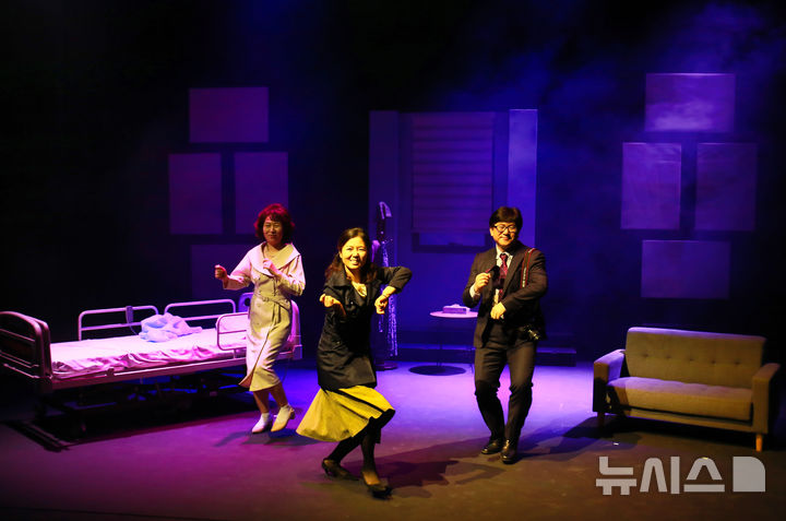 [창원=뉴시스]창원예술극단 단원들이 가을 정기공연 작품 '당신의 에필로그'를 연습하고 있다.(사진=창원예술극단 제공) 2025.10.26 photo@newsis.com