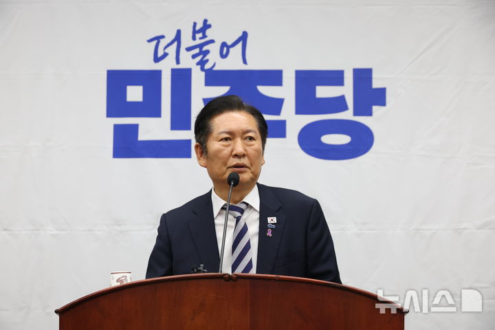 [서울=뉴시스] 조성봉 기자 = 정청래 더불어민주당 대표가 26일 오후 서울 여의도 국회에서 열린 의원총회에서 발언을 하고 있다. 2025.10.26. suncho21@newsis.com