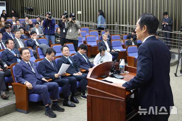 [서울=뉴시스] 조성봉 기자 = 김병기 더불어민주당 원내대표를 비롯한 의원들이 지난 26일 오후 서울 여의도 국회에서 열린 의원총회에서 정청래 대표의 발언을 경청하고 있다. 2025.10.26. suncho21@newsis.com