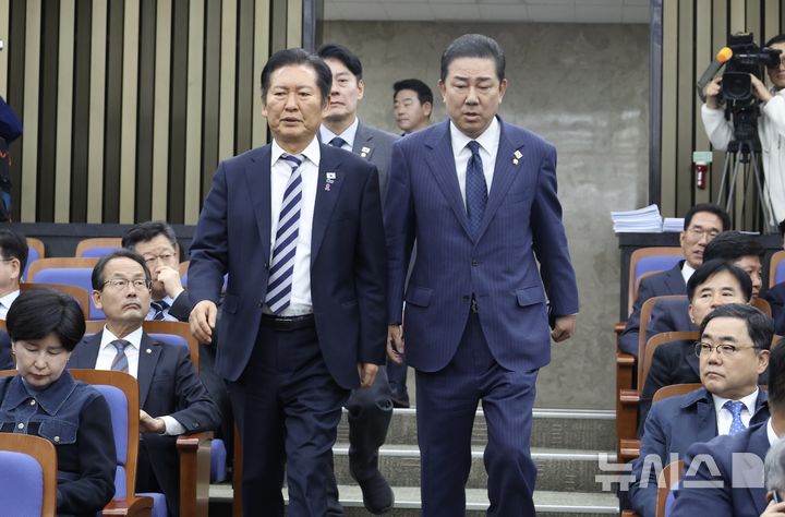 [서울=뉴시스] 조성봉 기자 = 정청래 더불어민주당 대표와 김병기 원내대표가 26일 오후 서울 여의도 국회에서 열린 의원총회에 참석하고 있다. 2025.10.26. suncho21@newsis.com