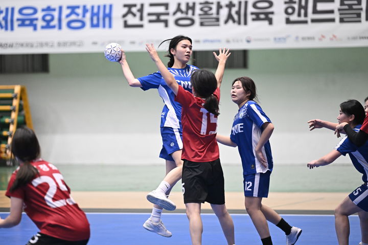 [서울=뉴시스] 제16회 대한체육회장배 전국생활체육 핸드볼대회 경기 사진. (사진=대한핸드볼협회 제공) *재판매 및 DB 금지