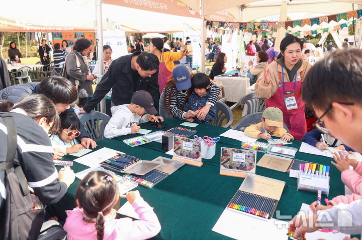 [의왕=뉴시스] 지난 25일 왕송호수공원에서 '에듀의왕, 어울림 축제'가 열렸다. (사진=의왕시 제공)..2025.10.26.photo@newsis.com