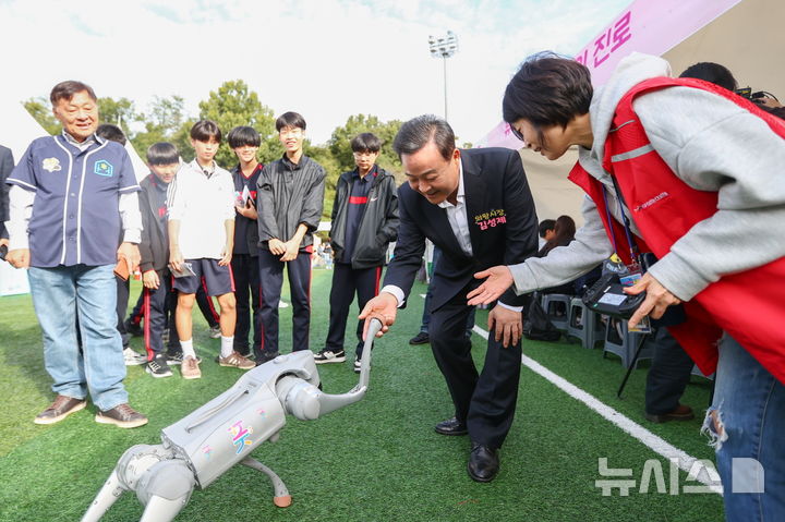 [의왕=뉴시스]지난 24일 '제12회 청소년 진로 박람회'가 열린 가운데 김성제 의왕시장 로봇과 악수를 하고 있다. (사진=의왕시 제공)..2025.10.26.photo@newsis.com