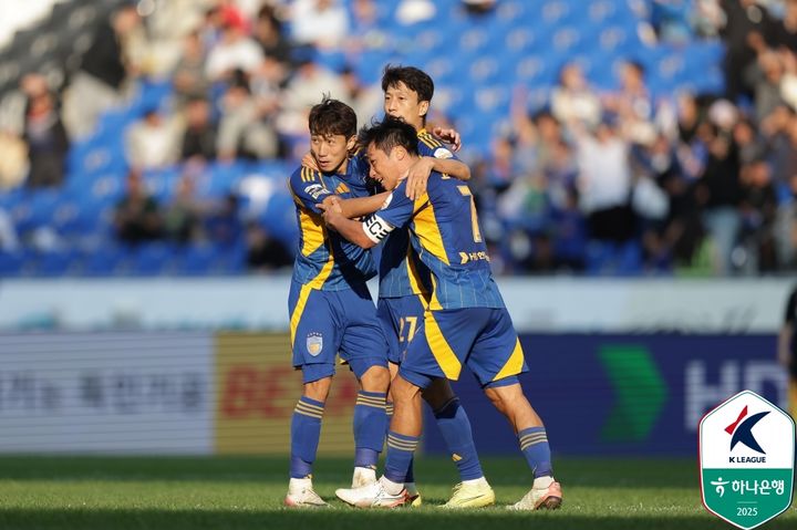 [서울=뉴시스] 프로축구 K리그1 울산 HD의 이청용(가운데). (사진=한국프로축구연맹 제공) *재판매 및 DB 금지