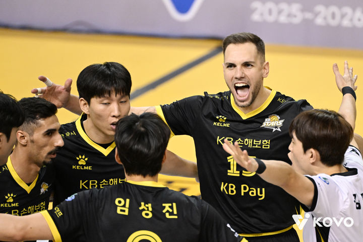 [서울=뉴시스] 프로배구 KB손해보험 선수단이 26일 경기 의정부 경민대 체육관에서 열린 진에어 2025~2026 V-리그 남자부 대한항공과의 경기에서 득점에 성공한 뒤 환호하고 있다. (사진=KOVO 제공) 2025.10.26. *재판매 및 DB 금지