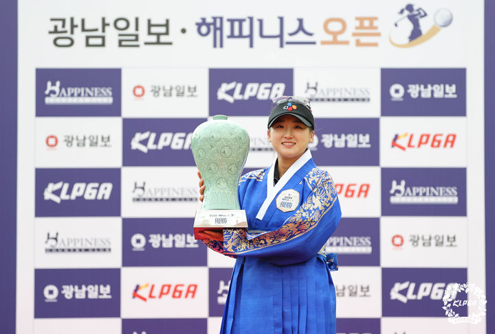 [서울=뉴시스] 리슈잉(중국), 한국여자프로골프(KLPGA) 투어 광남일보·해피니스오픈 우승. (사진=KLPGA 제공) *재판매 및 DB 금지