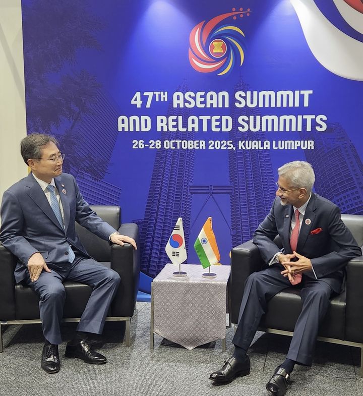 [서울=뉴시스] 조현 외교부 장관은 10월 26일 오후(현지시간) 말레이시아 쿠알라룸푸르에서 수브라마냠 자이샨카르 인도 외교부 장관과 취임 후 두번째 한-인도 외교장관 회담을 개최했다. (사진=외교부 제공) 2025.10.26. photo@newsis.com *재판매 및 DB 금지