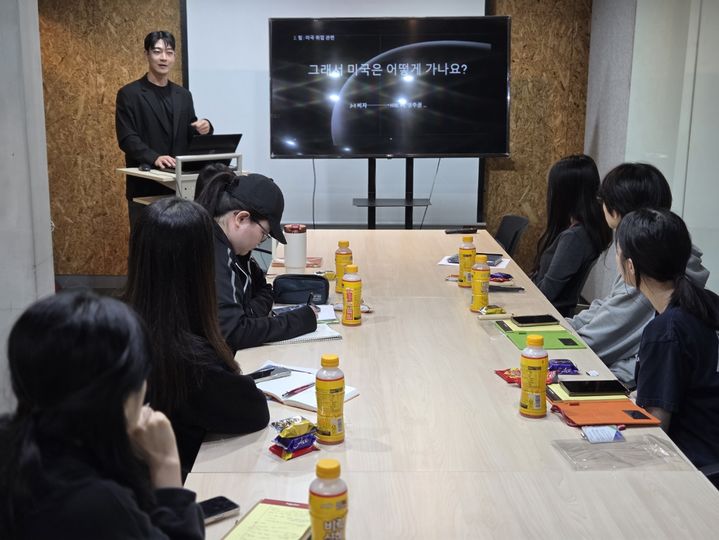 [수원=뉴시스] 청년멘토 특강 '선배와의 대화'. (사진=경기도기숙사 제공) 2025.10.26. photo@newsis.com *재판매 및 DB 금지