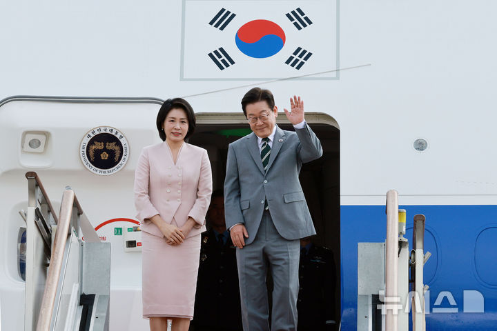 [성남=뉴시스] 고범준 기자 = 이재명 대통령과 김혜경 여사가 말레이시아 쿠알라룸푸르에서 열리는 아세안 정상회의에 참석하기 위해 26일 경기 성남 서울공항에 도착해 공군 1호기에 탑승해 인사하고 있다. 2025.10.26. bjko@newsis.com