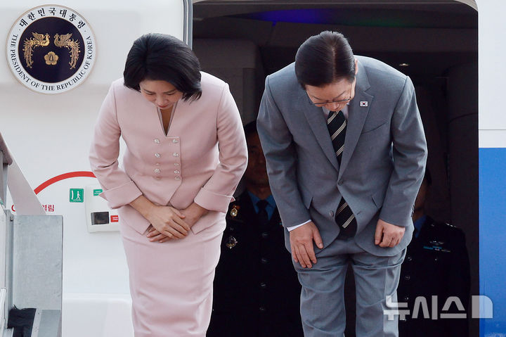 [성남=뉴시스] 고범준 기자 = 이재명 대통령과 김혜경 여사가 말레이시아 쿠알라룸푸르에서 열리는 아세안 정상회의에 참석하기 위해 26일 경기 성남 서울공항에 도착해 공군 1호기에 탑승해 인사하고 있다. 2025.10.26. bjko@newsis.com