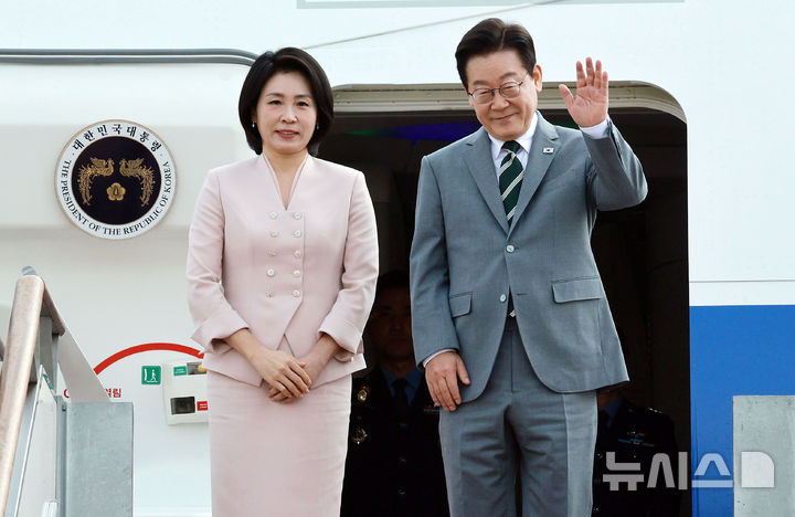 [성남=뉴시스] 고범준 기자 = 이재명 대통령과 김혜경 여사가 말레이시아 쿠알라룸푸르에서 열리는 아세안 정상회의에 참석하기 위해 26일 경기 성남 서울공항에 도착해 공군 1호기에 탑승해 인사하고 있다. 2025.10.26. bjko@newsis.com