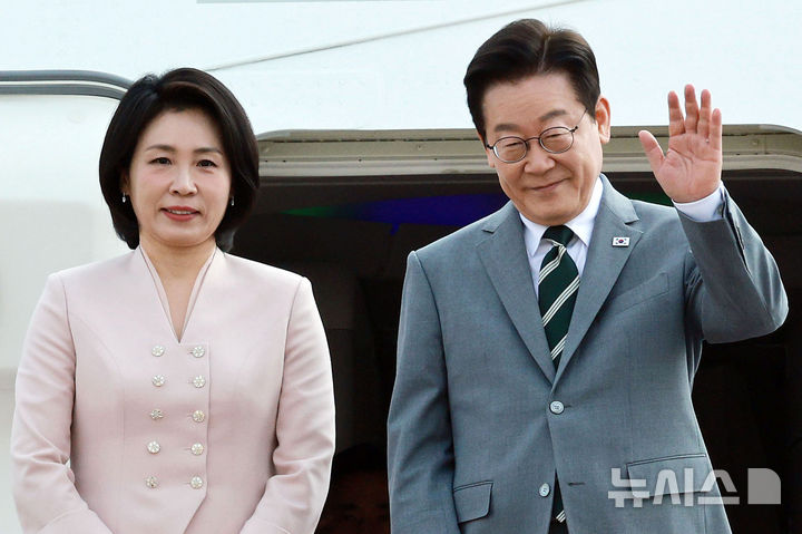 [성남=뉴시스] 고범준 기자 = 이재명 대통령과 김혜경 여사가 말레이시아 쿠알라룸푸르에서 열리는 아세안 정상회의에 참석하기 위해 26일 경기 성남 서울공항에 도착해 공군 1호기에 탑승해 인사하고 있다. 2025.10.26. bjko@newsis.com
