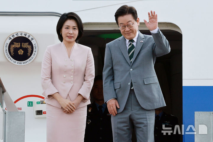 [성남=뉴시스] 고범준 기자 = 이재명 대통령과 김혜경 여사가 말레이시아 쿠알라룸푸르에서 열리는 아세안 정상회의에 참석하기 위해 26일 경기 성남 서울공항에 도착해 공군 1호기에 탑승해 인사하고 있다. 2025.10.26. bjko@newsis.com