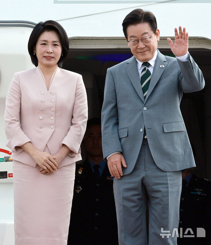 [성남=뉴시스] 고범준 기자 = 이재명 대통령과 김혜경 여사가 말레이시아 쿠알라룸푸르에서 열리는 아세안(ASEAN·동남아시아국가연합) 정상회의에 참석하기 위해 26일 경기 성남 서울공항에서 인사하고 있다. 2025.10.26. bjko@newsis.com