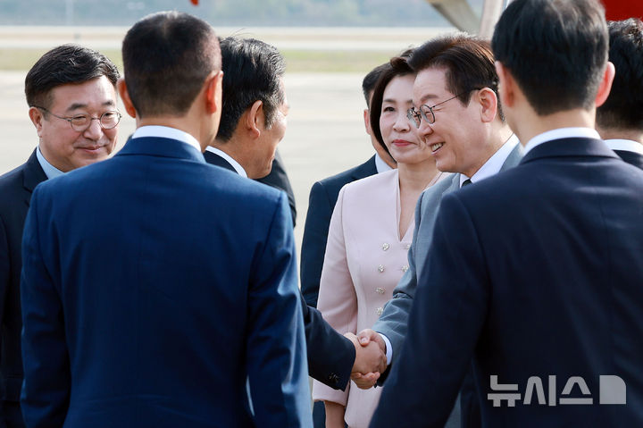 [성남=뉴시스] 고범준 기자 = 이재명 대통령이 말레이시아 쿠알라룸푸르에서 열리는 아세안(ASEAN·동남아시아국가연합) 정상회의에 참석하기 위해 26일 경기 성남 서울공항에서 출국에 앞서 정청래 더불어민주당 대표와 인사하고 있다. 2025.10.26. bjko@newsis.com