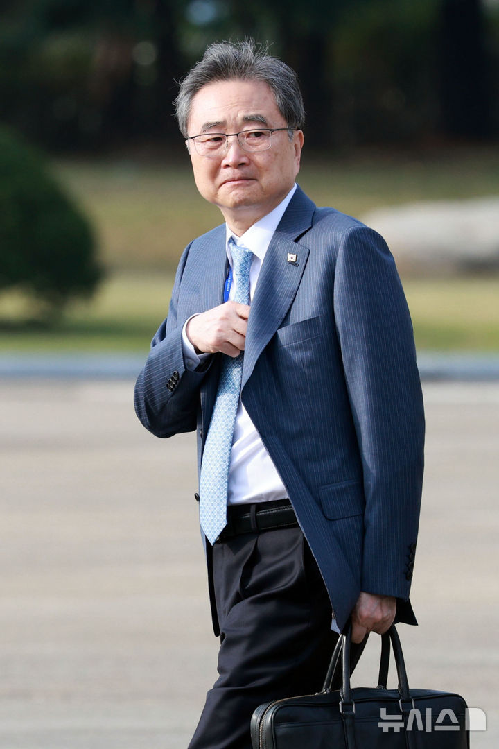 [성남=뉴시스] 고범준 기자 = 조현 외교부 장관이 말레이시아 쿠알라룸푸르에서 열리는 아세안(ASEAN·동남아시아국가연합) 정상회의에 이재명 대통령을 수행하기 위해 26일 경기 성남 서울공항에서 공군 1호기로 향하고 있다. 2025.10.26. bjko@newsis.com