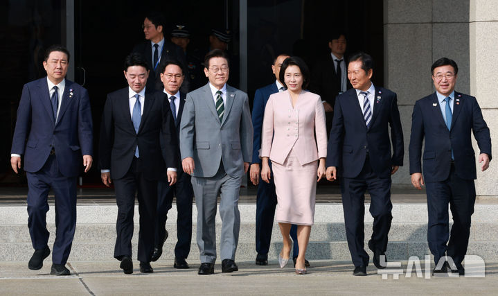 [성남=뉴시스] 고범준 기자 = 이재명 대통령과 김혜경 여사가 말레이시아 쿠알라룸푸르에서 열리는 아세안(ASEAN·동남아시아국가연합) 정상회의에 참석하기 위해 26일 경기 성남 서울공항에 도착해 환송 인사들과 공군 1호기로 향하고 있다.  왼쪽부터 김병기 더불어민주당 원내대표, 강훈식 비서실장, 이 대통령, 김 여사, 정청래 더불어민주당 대표, 윤호중 행정안전부 장관. 2025.10.26. bjko@newsis.com