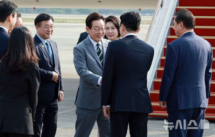 [성남=뉴시스] 고범준 기자 = 이재명 대통령이 말레이시아 쿠알라룸푸르에서 열리는 아세안(ASEAN·동남아시아국가연합) 정상회의에 참석하기 위해 26일 경기 성남 서울공항에서 출국에 앞서 강훈식 비서실장과 인사하고 있다. 2025.10.26. bjko@newsis.com