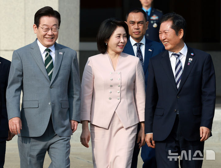 [성남=뉴시스] 고범준 기자 = 이재명 대통령과 김혜경 여사가 말레이시아 쿠알라룸푸르에서 열리는 아세안(ASEAN·동남아시아국가연합) 정상회의에 참석하기 위해 26일 경기 성남 서울공항에 도착해 정청래 더불어민주당 대표와 대화하며 공군 1호기로 향하고 있다. 2025.10.26. bjko@newsis.com
