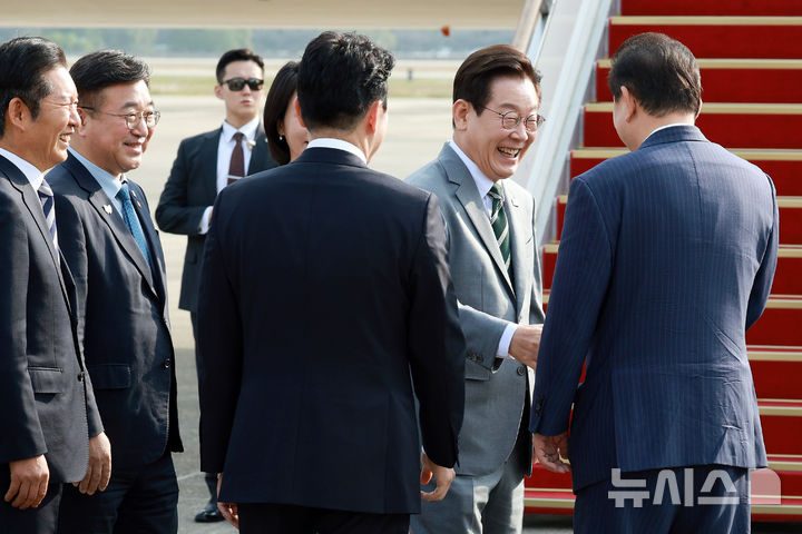 [성남=뉴시스] 고범준 기자 = 이재명 대통령이 말레이시아 쿠알라룸푸르에서 열리는 아세안(ASEAN·동남아시아국가연합) 정상회의에 참석하기 위해 26일 경기 성남 서울공항에서 출국에 앞서 김병기 더불어민주당 원내대표와 인사하고 있다. 2025.10.26. bjko@newsis.com